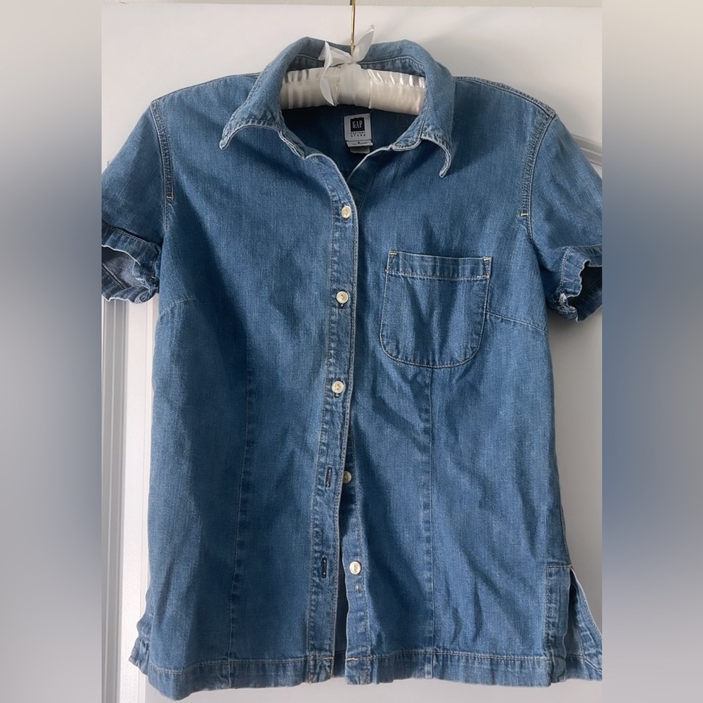 Fitted Gap cotton denim button down.